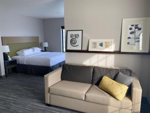 Letto o letti in una camera di Country Inn & Suites by Radisson, RJ Stadium - Tampa Airport East