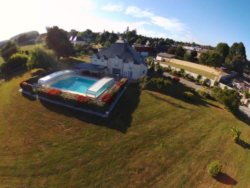 eine Luftansicht eines Hauses mit Pool in der Unterkunft Cafecouet'Breizh in Guipry-Messac