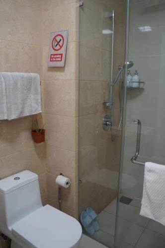Łazienka z prysznicem, toaletą i szklanymi drzwiami w obiekcie M City Lake View 1+1 Room w Kuala Lumpur