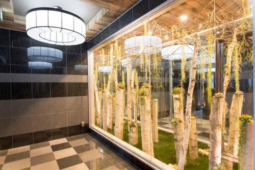 札幌ようこそ札幌へ! 大通公園まで地下鉄10分 定員6名 fireTV完備 1階はセコマ的建筑物中树木的窗口显示