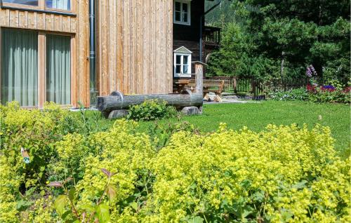 a garden with a wooden bench in front of a building at Barrierefreie Ferienwohnung in Gassen