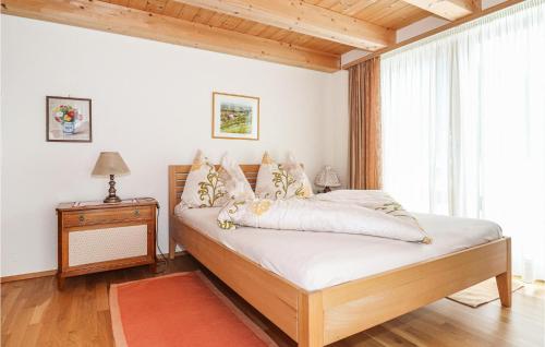 Schlafzimmer mit einem Bett und einem Fenster in der Unterkunft 1 Bedroom Awesome Home In Sankt Veit-defereggenta in Gassen
