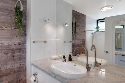 Koupelna v ubytování Ocean View 16A Studio Pool & Spa Wi-Fi