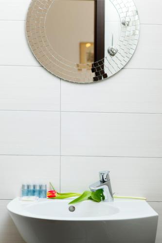 ein Badezimmer mit Waschbecken und Spiegel in der Unterkunft Prior Suites Split in Split
