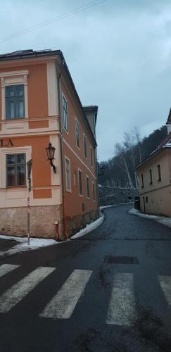 an empty street with a building on the side of the road at Apartman Okamih Banská Štiavnica in Banská Štiavnica