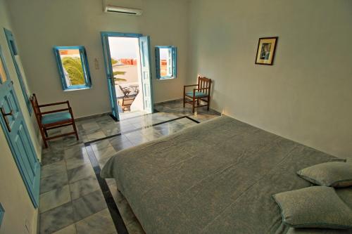 Katil atau katil-katil dalam bilik di Aethrio Sunset Village - Oia