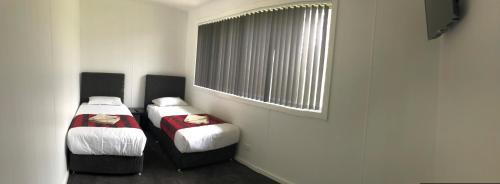Кровать или кровати в номере Australian Motor Home Tourist Park Twelve Mile Creek