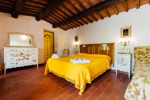 Voodi või voodid majutusasutuse Elegant Villa in Santa Fiora with Private Pool toas