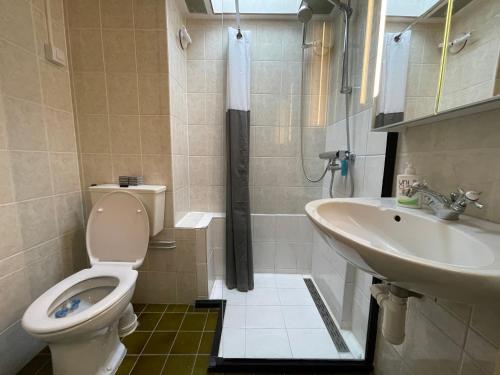 a bathroom with a toilet and a sink at Rust in Voorthuizen