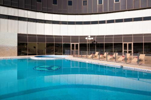 Hồ bơi trong/gần Crowne Plaza Riyadh Palace, an IHG Hotel
