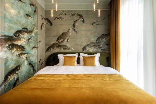 um quarto com uma cama grande e um mural de peixe na parede em Potocki Boutique Hotel em Khmelnytskyi