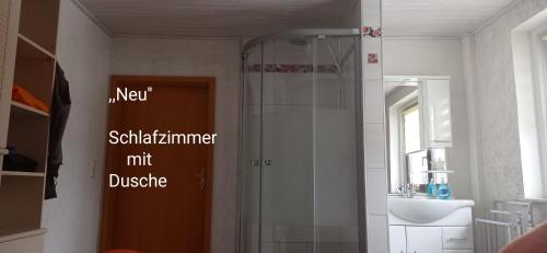 W łazience znajduje się prysznic i umywalka. w obiekcie Ferienwohnung Liebscher w mieście Sehmatal