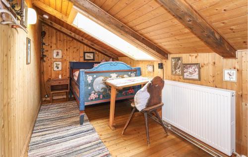 1 dormitorio con cama, escritorio y silla en Awesome Home In Sankt Veit-defereggenta With Kitchen, en Gassen