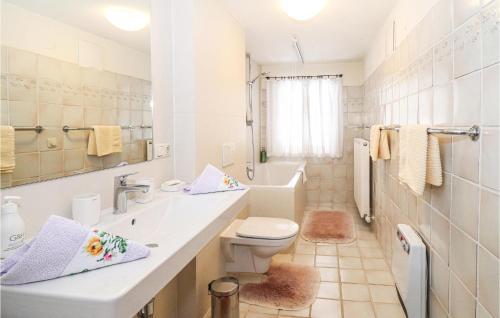 Et badeværelse på Awesome Home In Sankt Veit-defereggenta With Kitchen