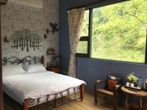 Una cama o camas en una habitación de Wuju Wusu B&B