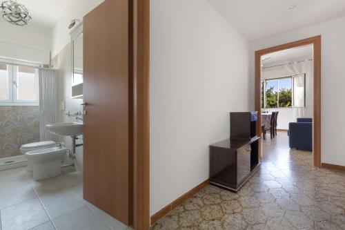 Ένα μπάνιο στο Casa Bouganville by BarbarHouse