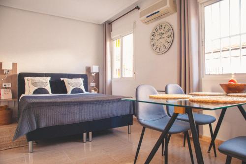 מיטה או מיטות בחדר ב-Aparthotel Costa Blanca
