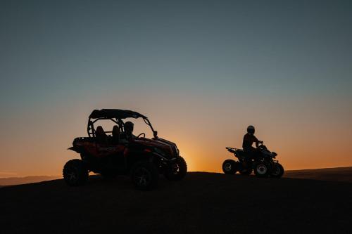 Alba o tramonto visti dall'interno del lodge o dai dintorni