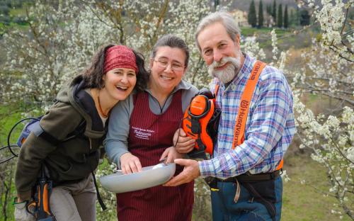two women and a man holding a frisbee at Bioagriturismo Poderaccio in Incisa in Valdarno