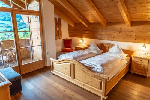 Un pat sau paturi într-o cameră la Ganoihof apartments