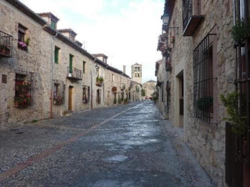 an empty street in an alley between buildings at Apartamento El Desván in Pedraza-Segovia