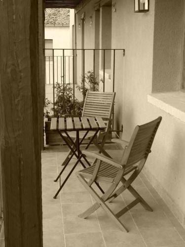 two chairs and a table on a patio at La casa de Don in Pedraza-Segovia
