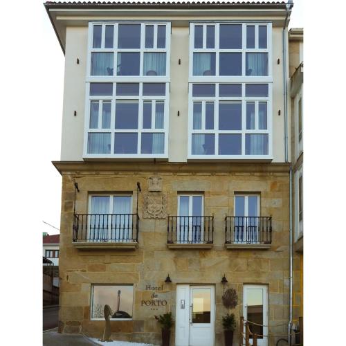 a building with windows and balconies on it at Hotel do Porto in Muros