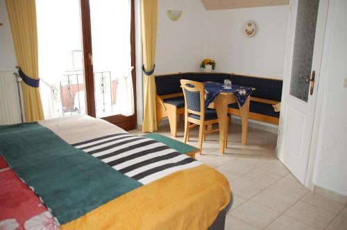 Una cama o camas en una habitación de Gästehaus Sylvie