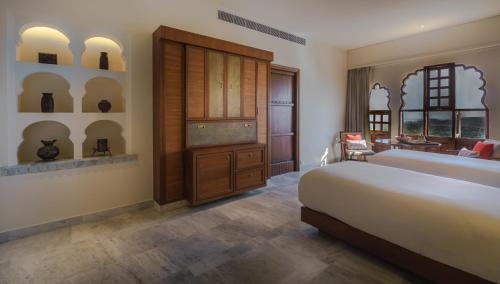 Postel nebo postele na pokoji v ubytování Alila Fort Bishangarh Jaipur - A Hyatt Brand