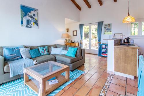 un salon avec un canapé et une table dans l'établissement La villa Acacia, à Coti-Chiavari