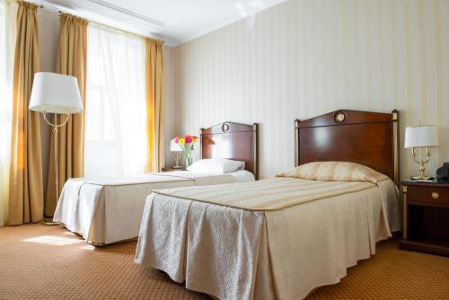 Säng eller sängar i ett rum på Podol Plaza Hotel
