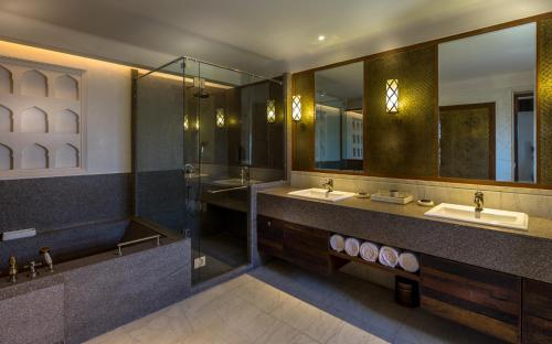 Koupelna v ubytování Alila Fort Bishangarh Jaipur - A Hyatt Brand