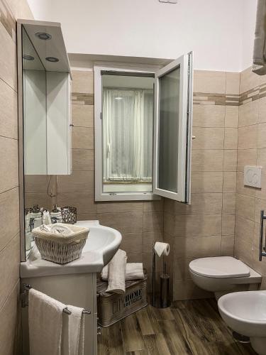 La salle de bains est pourvue d'un lavabo et de toilettes. dans l'établissement Exclusive Mood Apartment, à Rome