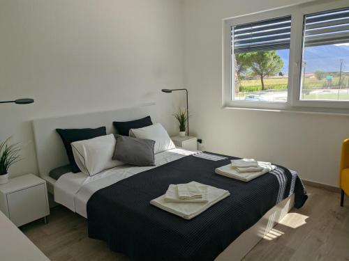 Llit o llits en una habitació de 5 bedrooms house with furnished garden and wifi at Corfinio