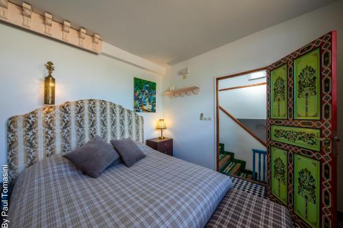 a bedroom with a bed and a mirror at Riad Fes Nass Zmane in Fès