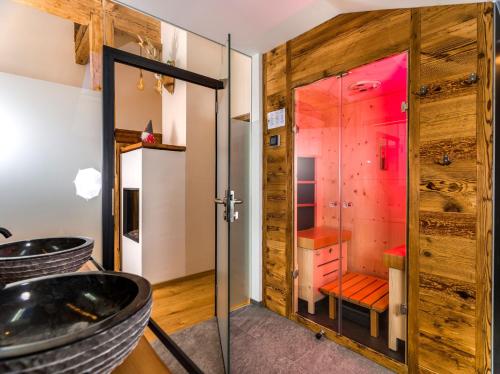 uma casa de banho com uma cabina de duche em vidro e um lavatório. em Hofchalet Heu - Örlerhof em Prateria