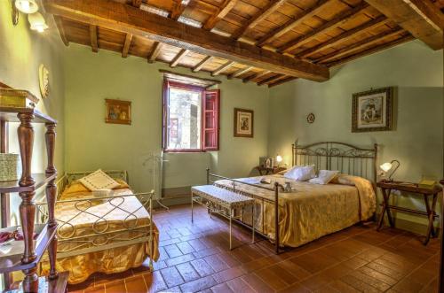 基安蒂蓋奧勒的住宿－Antico Borgo Montefienali Apartment Il Portico，一间卧室,配有两张床