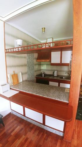 eine Küche mit 2 Etagenbetten in einem Zimmer in der Unterkunft Elegant and Peaceful Aparments with Pool and Garden in Puerto de la Cruz