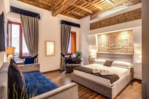 ローマにあるPiazza di Spagna Comfort Roomsのベッドルーム(ベッド1台、ソファ付)