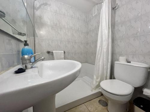 ein Bad mit einem Waschbecken, einem WC und einer Dusche in der Unterkunft Seaview Friendly Holiday Home 9 in Playa del Ingles