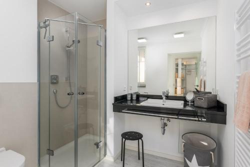 レリクにあるVilla StrandEinsのガラスのシャワーと洗面台を備えたバスルーム