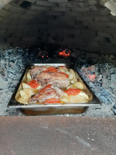 ein Tablett mit Fleisch und Gemüse auf dem Grill in der Unterkunft Eleni's Cottage in Apsiou