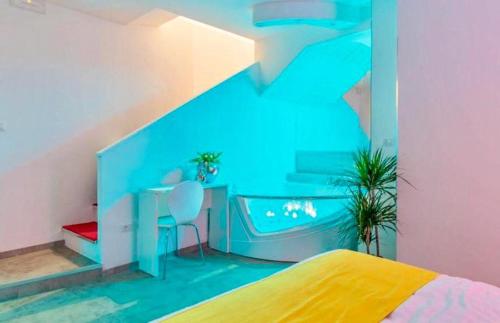 een slaapkamer met een blauwe kamer met een bed en een bad bij Governo Vecchio Guesthouse Navona in Rome