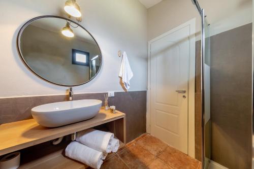 La salle de bains est pourvue d'un lavabo et d'un miroir. dans l'établissement Borgo di Campagna, à Porto San Paolo