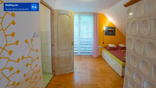 a room with a bedroom with a bed and a door at Apartman Üde in Bánd