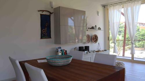 a kitchen with a wooden table and white chairs at KatlantiK Ca Madeira Deluxe in Sal Rei