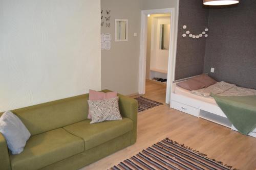 Χώρος καθιστικού στο Sunny apartment, 7 min with tram to the Old Town