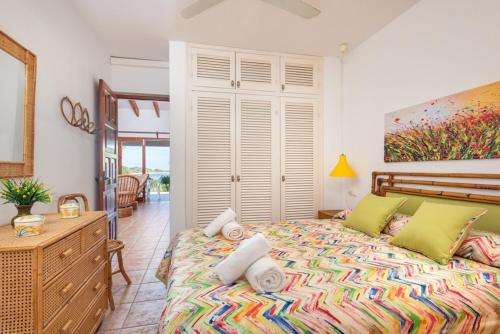 a bedroom with a bed with towels on it at Bellamirada - Punta Prima Playa in Punta Prima