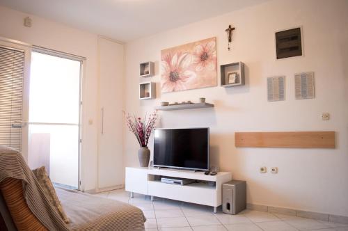 een woonkamer met een tv op een witte kast bij Privlaka's Sun&Sea in Privlaka