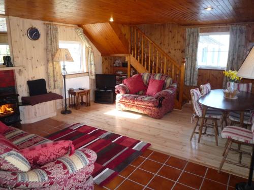 uma sala de estar com um sofá e uma mesa numa cabina em Island View Cottage Bantry em Bantry